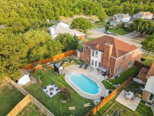 Modern 5BR Mountain View W Pool, Fire Pit, 16 Ppl in Dallas, USA