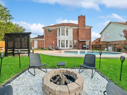 Modern 5BR Mountain View W Pool, Fire Pit, 16 Ppl in Dallas, USA