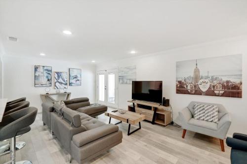 Oasis Haven 5BR w Pool BBQ Gourmet Kitchen in Grand Prairie, USA
