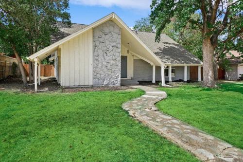 Oasis Haven 5BR w Pool BBQ Gourmet Kitchen in Grand Prairie, USA