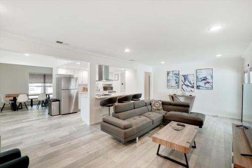 Oasis Haven 5BR w Pool BBQ Gourmet Kitchen in Grand Prairie, USA