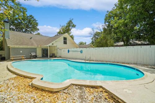 Oasis Haven 5BR w Pool BBQ Gourmet Kitchen in Grand Prairie, USA