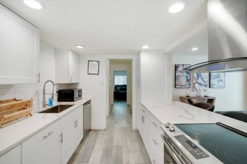 Oasis Haven 5BR w Pool BBQ Gourmet Kitchen in Grand Prairie, USA