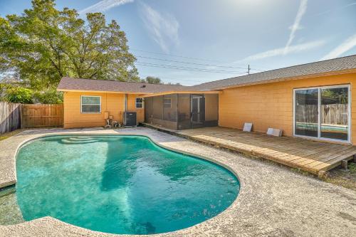 12 Guest Oasis Pool Privacy and Comfort Await in Tampa, USA