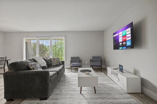 2BR Stay Close to Downtown in Rochester Hills, USA