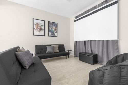 Large Spacious Home w Private Pool & Hot Tub