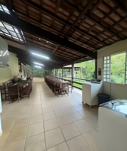 Sitio com Piscina AQUECIDa e 5 quartos c/ suíte!