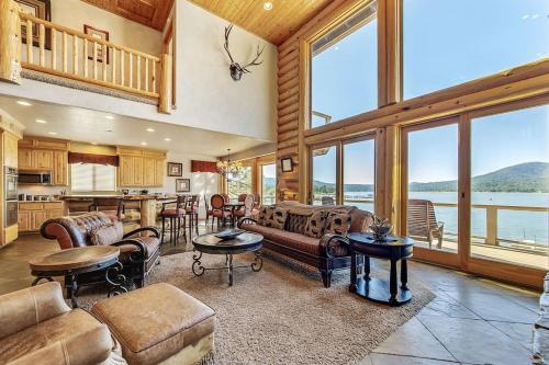The Grand On the Shore in Big Bear Lake, USA