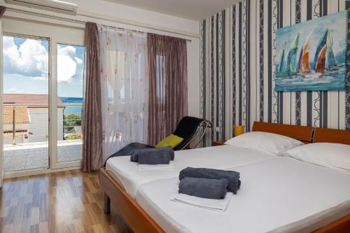 One-Bedroom Apartment with Sea View