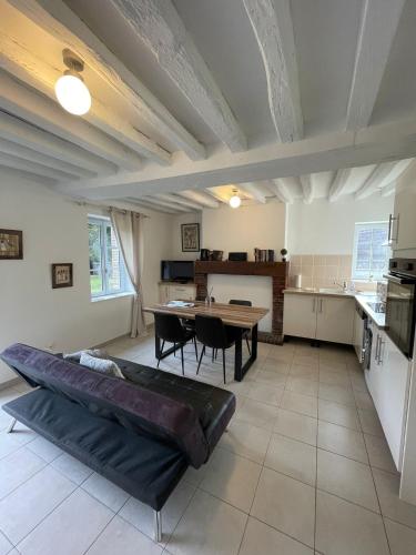 Shared lounge/TV area, Gites du Country Club R&S in Senonches