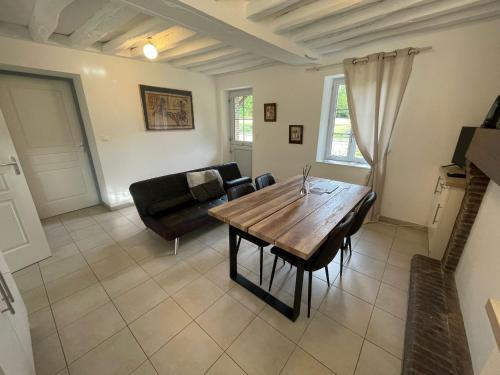 Shared lounge/TV area, Gites du Country Club R&S in Senonches