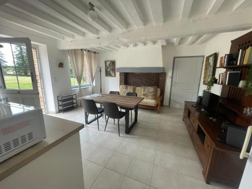 Shared lounge/TV area, Gites du Country Club R&S in Senonches