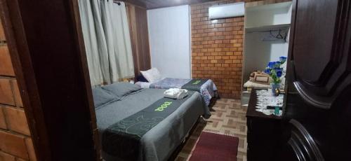 1 queen bed, 1 twin bed
