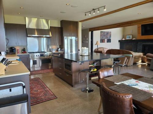 The Seaside Getaway - Direct Beach Access in Point Roberts