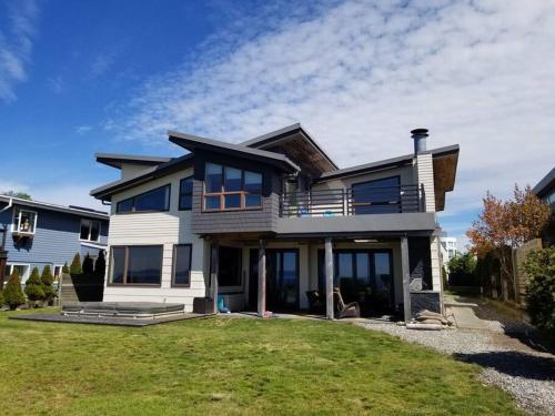 The Seaside Getaway - Direct Beach Access in Point Roberts