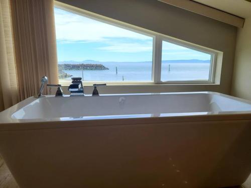 The Seaside Getaway - Direct Beach Access in Point Roberts