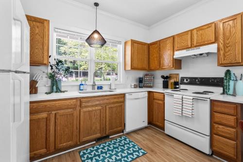 Homey 3bd - BBQ & Backyard - Close to Attractions in Raleigh, USA