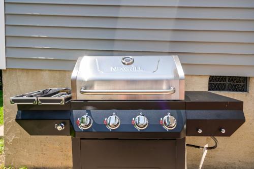 Homey 3bd - BBQ & Backyard - Close to Attractions in Raleigh, USA
