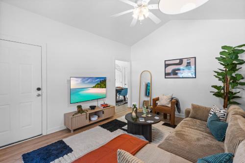 Homey 3bd - BBQ & Backyard - Close to Attractions in Raleigh, USA