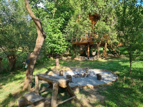 Apple Tree Cabin (Friendship Land) in Valea Mare Pravat