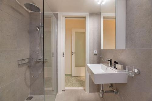 Green Oasis 2BR Apartment in Pangrati by UPSTREET - image 12