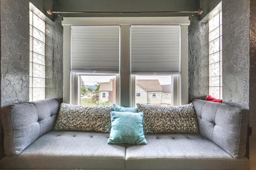 Updated New Kensington Home with Deck 22 Mi to PGH! Updated New Kensington Home with Deck 22 Mi to PGH!