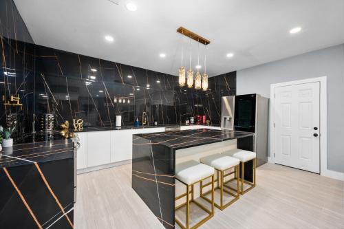 Uptown Family Apt 5BR Sleeps 20 with Pool in Houston, USA