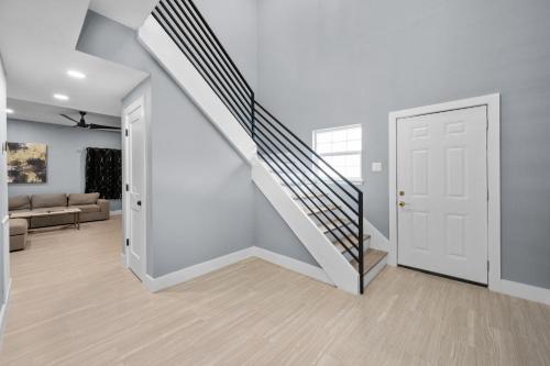 Uptown Family Apt 5BR Sleeps 20 with Pool in Houston, USA