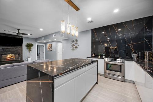Uptown Family Apt 5BR Sleeps 20 with Pool in Houston, USA