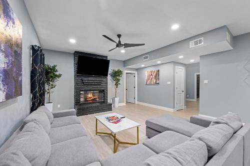 Uptown Family Apt 5BR Sleeps 20 with Pool in Houston, USA