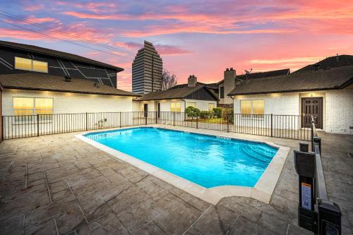 Uptown Family Apt 5BR Sleeps 20 with Pool in Houston, USA