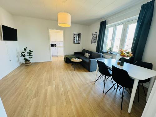 ห้องส่วนกลางสำหรับนั่งเล่น/ดูทีวี, aday - Solsortvej Suite 1 Randers in ใจกลางเมืองรันเดอร์