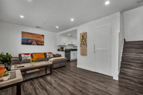 Modern 2 Levels One-Bedroom Retreat in central Location in Hollywood in Los Angeles, USA