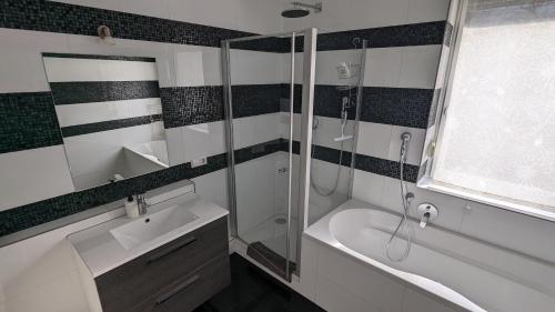 2 bedrooms, 4 beds