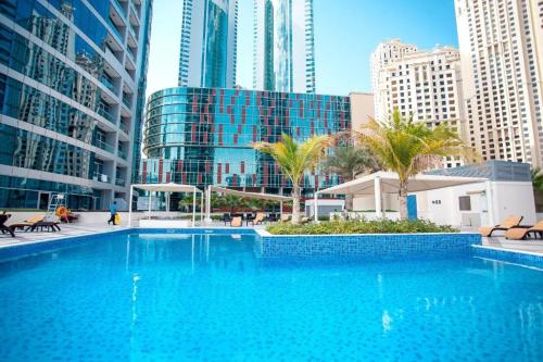 Cozy Marina View Apartment with Modern Gym & Pool, Steps to Beach & Metro, Дубай (фото 2)