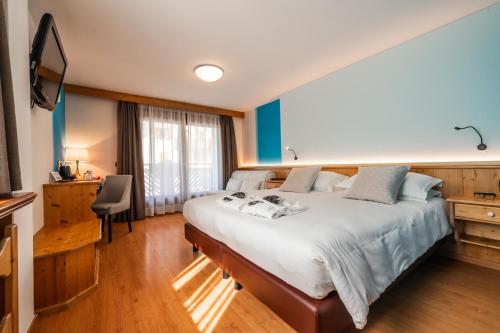 Superior Double Room with Balcony image 9