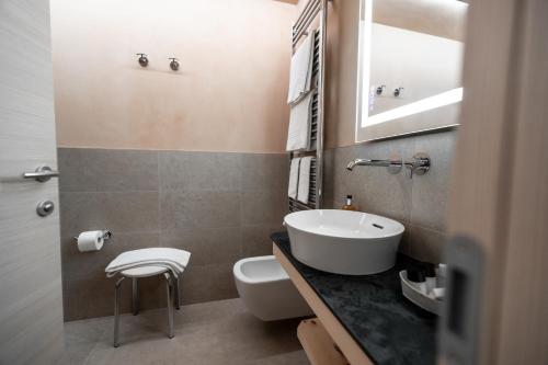 Double Room with Balcony image 2