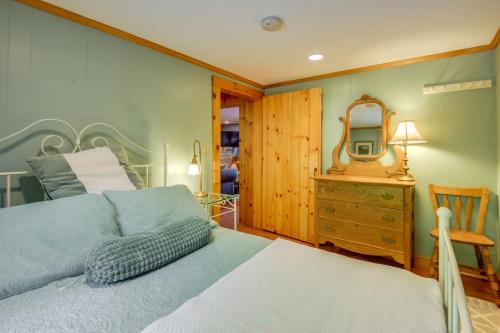 Ossipee Lake Cottage with Screened Porch and Fire Pit! - main image