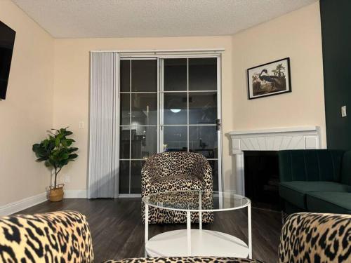 Travel Haven at Miracle Mile- 110, Los Angeles (photo 8)