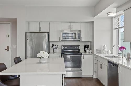 Luxury Apt Center of Downtown - SUM-1004 in Stamford, USA