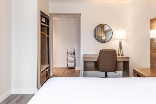 King Suite w/kitchenette & Sofa Bed image 2