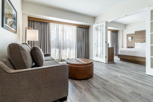 King Suite w/kitchenette & Sofa Bed image 5