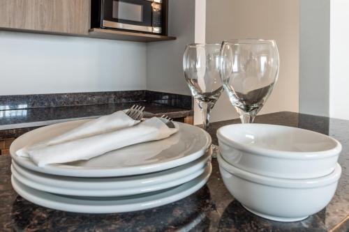 King Suite w/kitchenette & Sofa Bed image 6