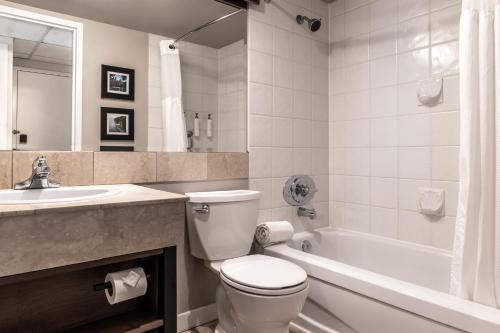 King Suite w/kitchenette & Sofa Bed image 7