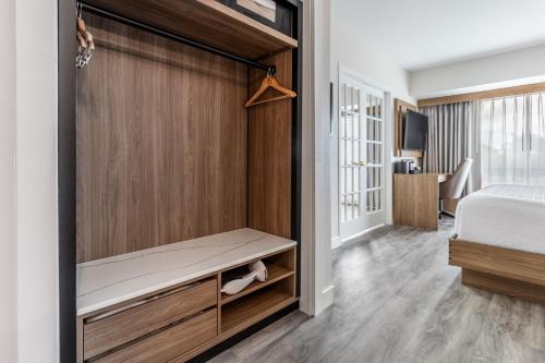King Suite w/kitchenette & Sofa Bed image 3