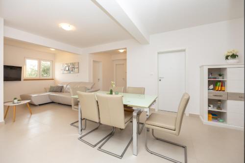 Amazing villa with breathtaking view & heated pool Amazing villa with breathtaking view & heated pool