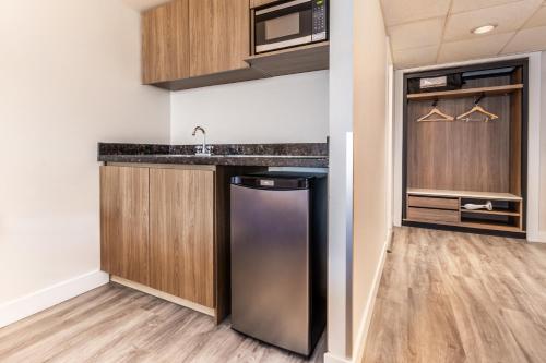 Corner King w/Sofa Bed & Wetbar image 8