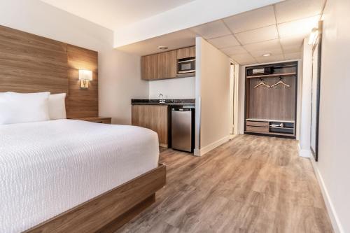 Corner King w/Sofa Bed & Wetbar image 10