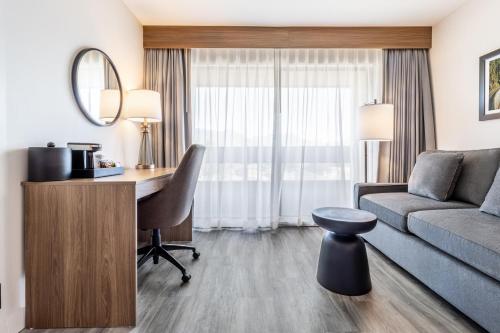 Corner King w/Sofa Bed & Wetbar image 9