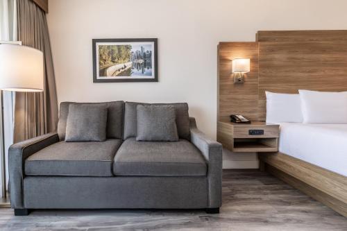 Corner King w/Sofa Bed & Wetbar image 6